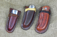 Dem Messer angeformte Scheide mit Gürtelschlaufe