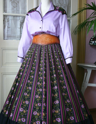 Miedergürtel mit Floral-Punzierung